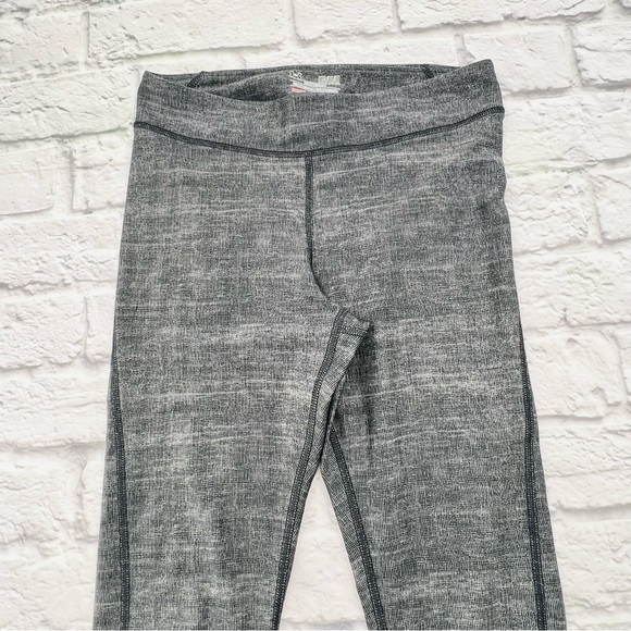 Under Armour Compression Heat Gear Crop Leggings Medium Grey Yoga Athletis Casua - Picture 2 of 9